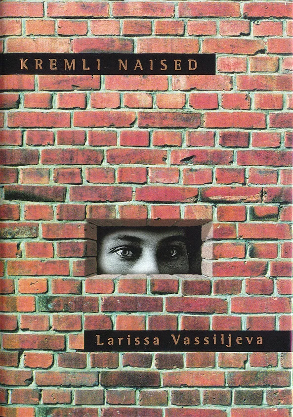 Kremli naised - Larissa Vassiljeva (Huma, 1998). Punase telliskivimüüri taustale on paigutatud väike aken, mille kaudu paistavad salapäraselt naise silmad. Minimalistlik ja pingeline kujundus loob varjatud identiteedi ja müsteeriumi tunde.