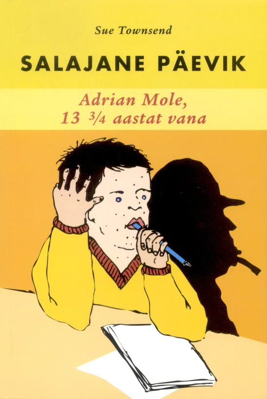Salajane päevik - Sue Townsend (Tänapäev, 2002). Lihtsas joonistusstiilis illustratsioon mõtlikus poosis poisist, kes toetab käe lõuale ja hoiab pliiatsit, avatud märkmik laua peal tema ees. Taustal on näha poja suur, salapärane vari, mis loob kergelt humoristliku õhkkonna.