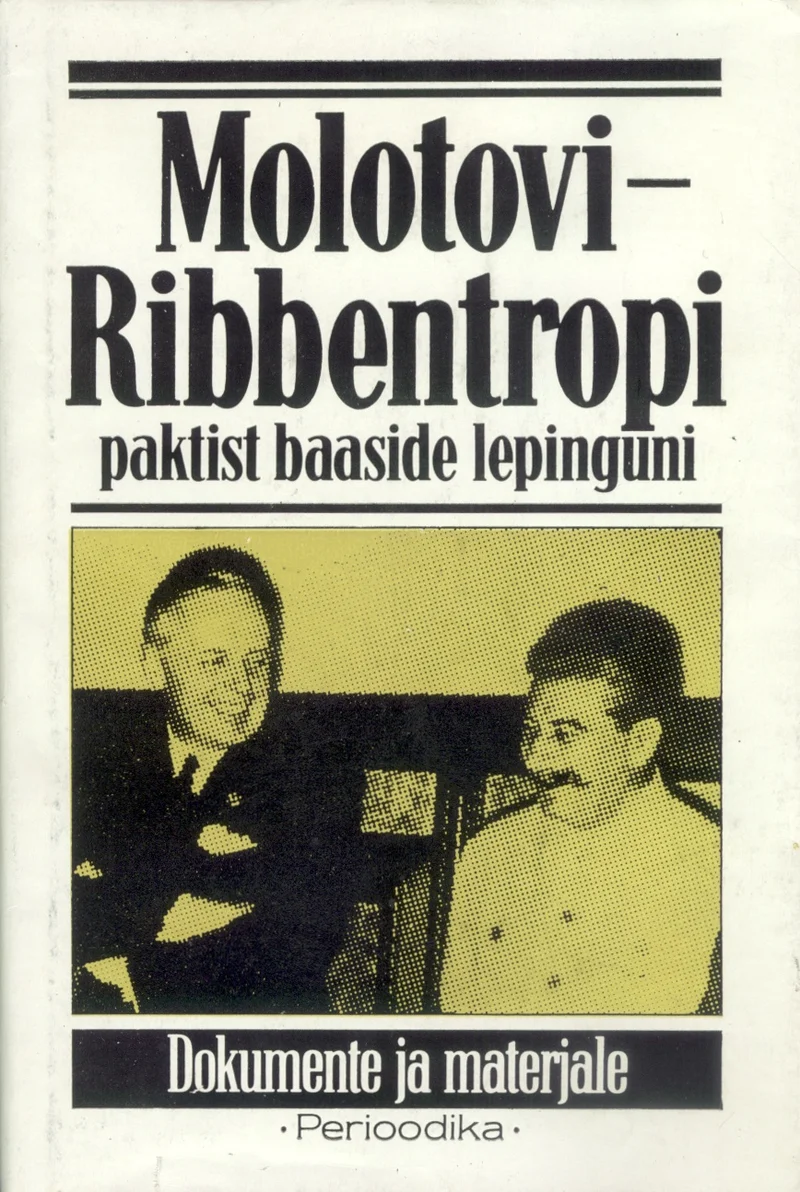 Molotovi-Ribbentropi paktist baaside lepinguni (Perioodika, 1989). Must-valge ajalooline foto, millel on kujutatud kaks meest ülikonnas kõrvuti istumas ja naeratamas, taustal on näha kolmas isik.