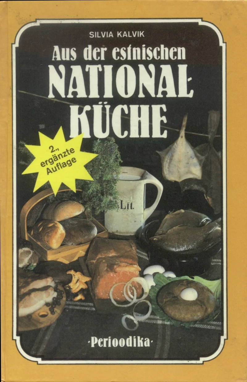 Aus der estnischen Nationalküche - Silvia Kalvik (Perioodika, 1987). Tumeroheline kaas, millel on fotorealistlik stilleeben erinevate toiduainete ja köögitarvikutega — sealhulgas leib, seened, sibulad, kala ning savikann. Kompositsioon on traditsiooniline ja kodune, soojades pruunikates toonides.