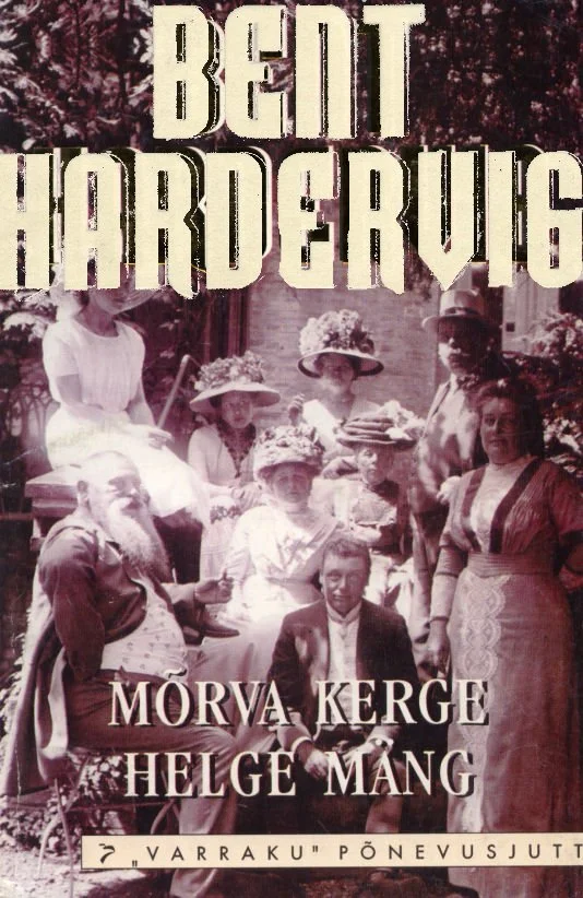 Mõrva kerge helge mäng - Bent Hardervig (Varrak, 1996). Mustvalgel arhiivifotol on kujutatud rühm elegantses riietuses inimesi, tõenäoliselt 20. sajandi algusest. Foto annab kaanele nostalgilise ja ajaloolise õhkkonna, mis viitab möödunud ajastu miljööle.