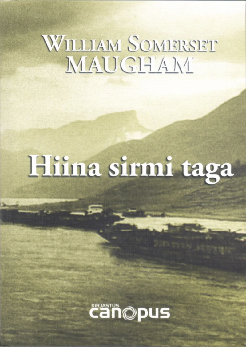 Hiina sirmi taga - William Somerset Maugham (Canopus, 2005). Hallikas-beežis toonides foto või illustratsioon, mis kujutab udusel päeval sadamalinna rannikut koos mägedega taustal ja veega esiplaanil.