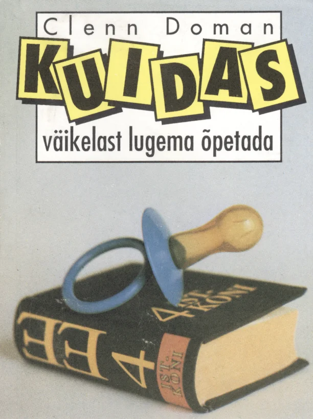 Kuidas väikelast lugema õpetada - Glenn Doman (Katherine, 1992). Heleda taustaga kaanel on kujutatud paksu raamatut ja selle peal lebavat beebi lutipudeli kujulist objekti, samuti sinine plastikust mänguasi. Fotorealistlik kompositsioon vihjab laste varasele õppimisele.