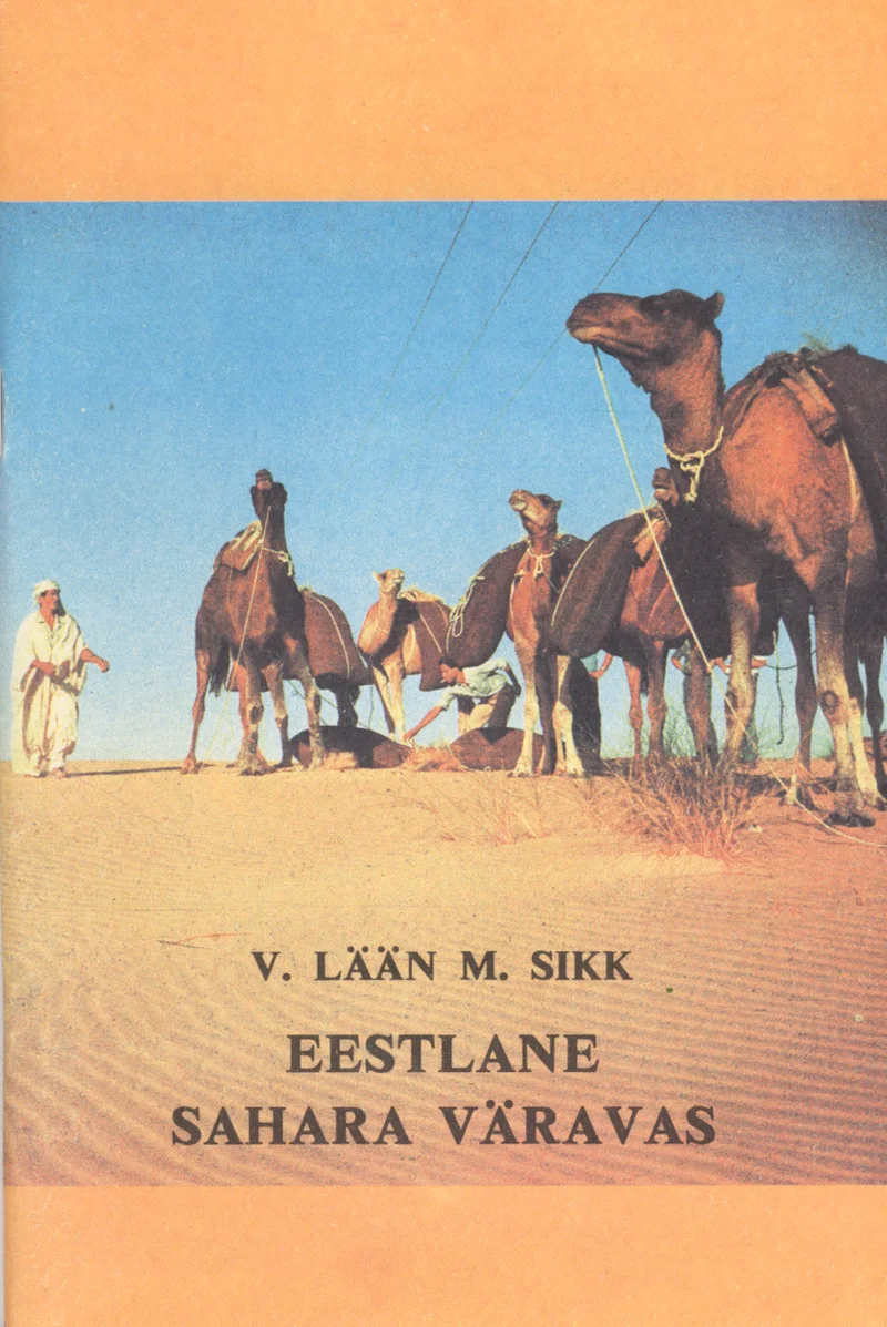 Eestlane Sahara väravas - Maido Sikk, Vello Lään (Lään & Sikk, 1992). Fotol on kõrberändur kaamelite karjavaniga liival kõrbes, taustal on selge sinine taevas ja kuldkollased liivaluited. Pilt on realistlik värviline fotografiline kujutis Sahara kõrbemaastikust.