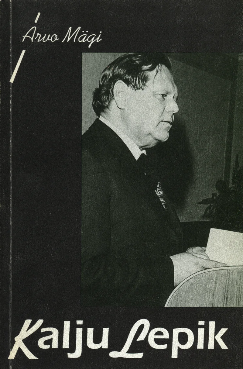 Kalju Lepik - Arvo Mägi (Faatum, 1993). Mustvalge fotoga kaane keskmes on eakas meesisik ülikonnas, kes istub ja vaatab allapoole, näib olevat süvenenud lugemisse või mõtiskelusse. Foto on klassikalises dokumentaalfoto stiilis, tumedal taustal.