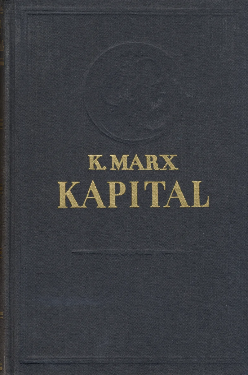 Kapital - Karl Marx (Eesti Riiklik Kirjastus, 1962). Tume, peaaegu must köide kuldse kirjaga, mille ülaosas on pressitud medaljon-reljeef autori portreega. Kujundus on minimalistlik ja klassikaline, rõhutades teksti kuldset kontrasti tumeda tausta suhtes.