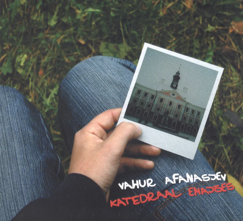 Katedraal Emajões - Vahur Afanasjev (ID Salong, 2006). Käsi hoiab polaroid-fotot, millel on kujutatud inimene hoone ees; taust on rohelise muru bokeh-efektiga. Kaanekujundus on rahulik ja nostalgialik, soojades maapinnalistes toonides.