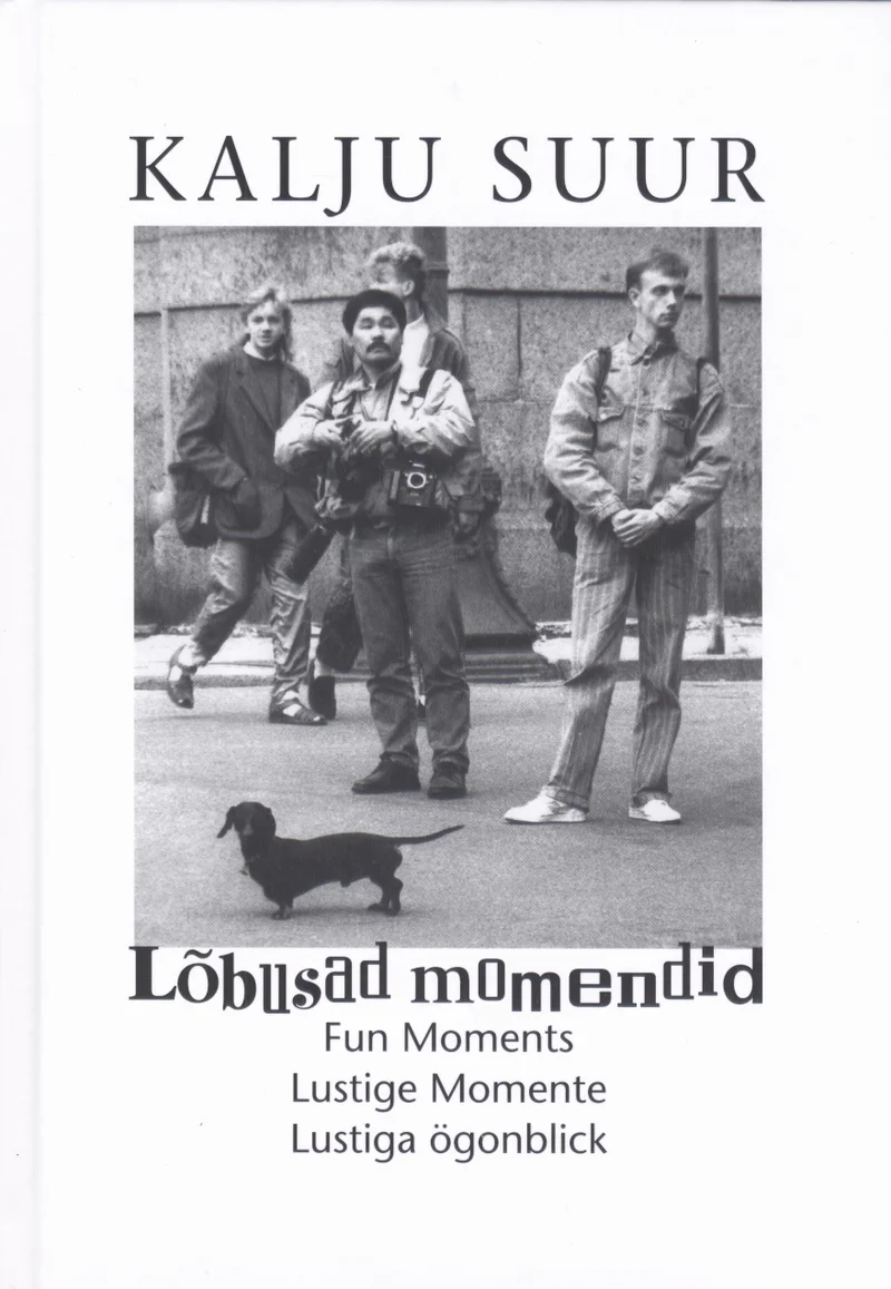Lõbusad momendid - Kalju Suur (2008). Mustvalgel fotol seisavad kolm inimest tänaval, kellest üks hoiab kaameraga, ning nende ees kõnnib taksikoer. Kaane kujundus on minimalistlik, hele taust rõhutab dokumentaalfotograafilist stiili.