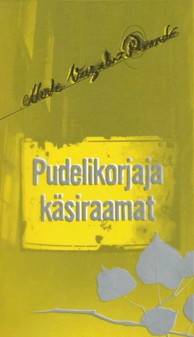Pudelikorjaja käsiraamat - Merle Veesalu-Rand (DFA, 2011). Kollakasroheline kaas, millel on kuldne, natuke kulunud tekstikastiga esiletõstetud pealkiri. Taustal on õrnad hallid lehtede siluetid.