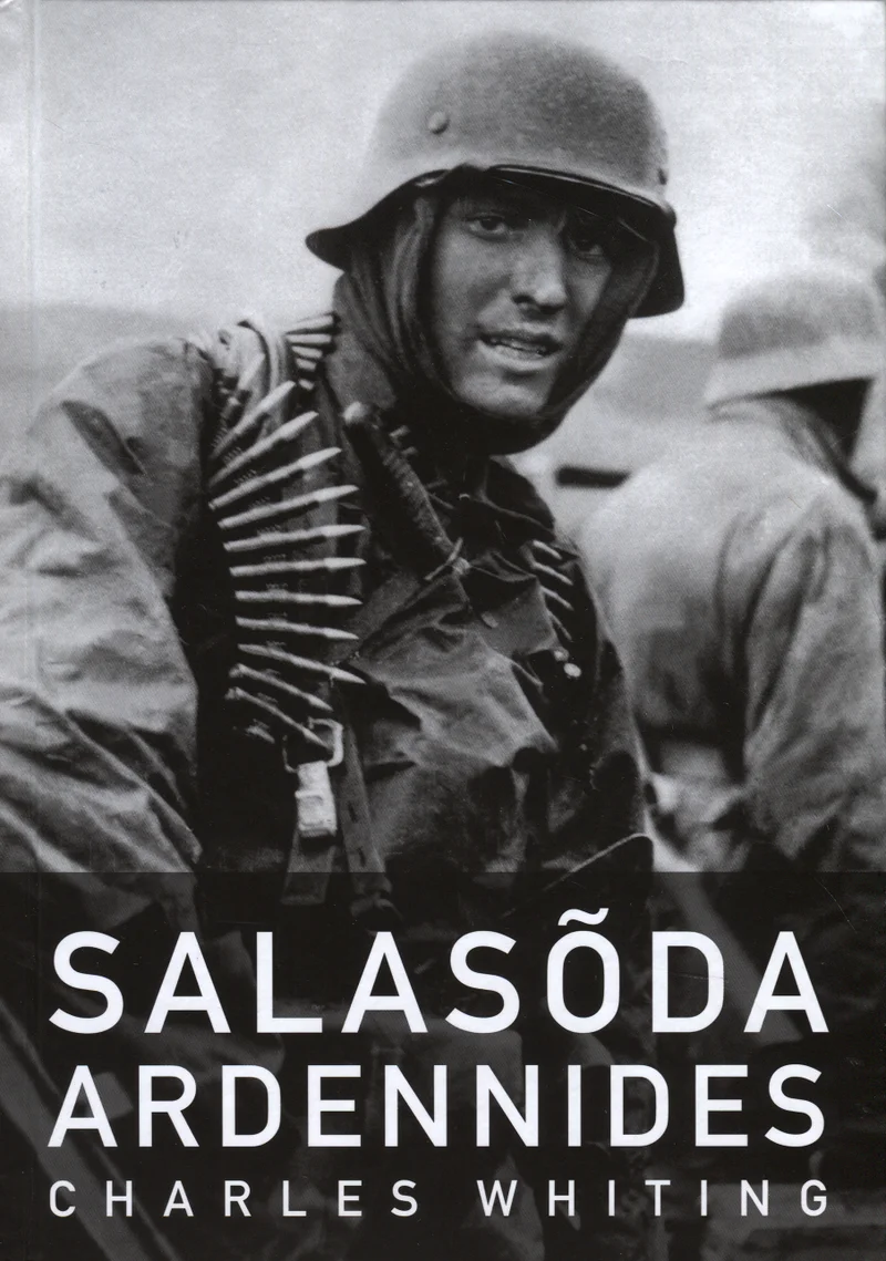 Salasõda Ardennides - Charles Whiting (Grenader, 2012). Mustvalgel fotol on lähivõte Teise maailmasõja aegsest Saksa sõdurist kiivri ja laskemoonarihmadega kaelas. Foto on dokumentaalses stiilis, tõsise ja intensiivse meeleoluga.