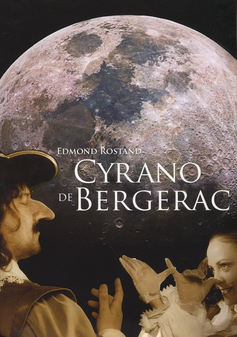 Cyrano de Bergerac - Edmond Rostand (Rakvere Teater, 2007). Tume kaas, mille taustal domineerib suur täiskuu. Allosas on kollaaž nukuteatri või lavastuse stseenidest, kus on näha 17. sajandi kostüümides tegelased, sealhulgas suur ninaga Cyrano figuur.