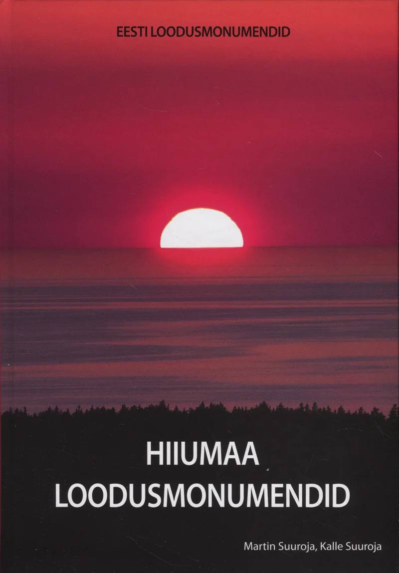 Hiiumaa loodusmonumendid - Martin Suuroja, Kalle Suuroja (GeoTrail KS, 2014). Kaanel on dramaatiline päikeseloojang punakaspurpurse taeva taustal, kus päike ripub vahetult horisondi kohal. Esiplaanil siluetina tume metsariba peegeldub hämaras valguses.