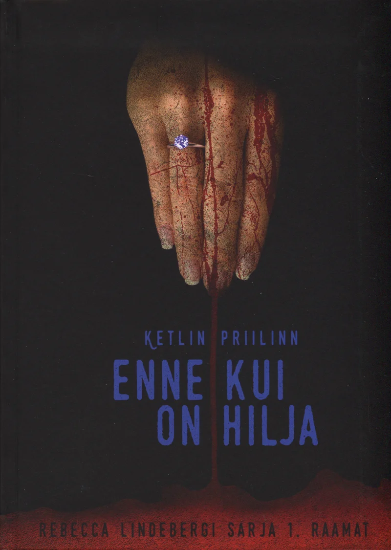 Enne kui on hilja - Ketlin Priilinn (Tänapäev, 2015). Tumeda taustaga kaanel on lähivaade vanast kortsulisest käest, millel on sõrmuses sinine kivi ja mis on kaetud verepritsmete või -plekkidega. Õudusžanrile viitav stiil loob pingelise ja ähvardava õhkkonna.