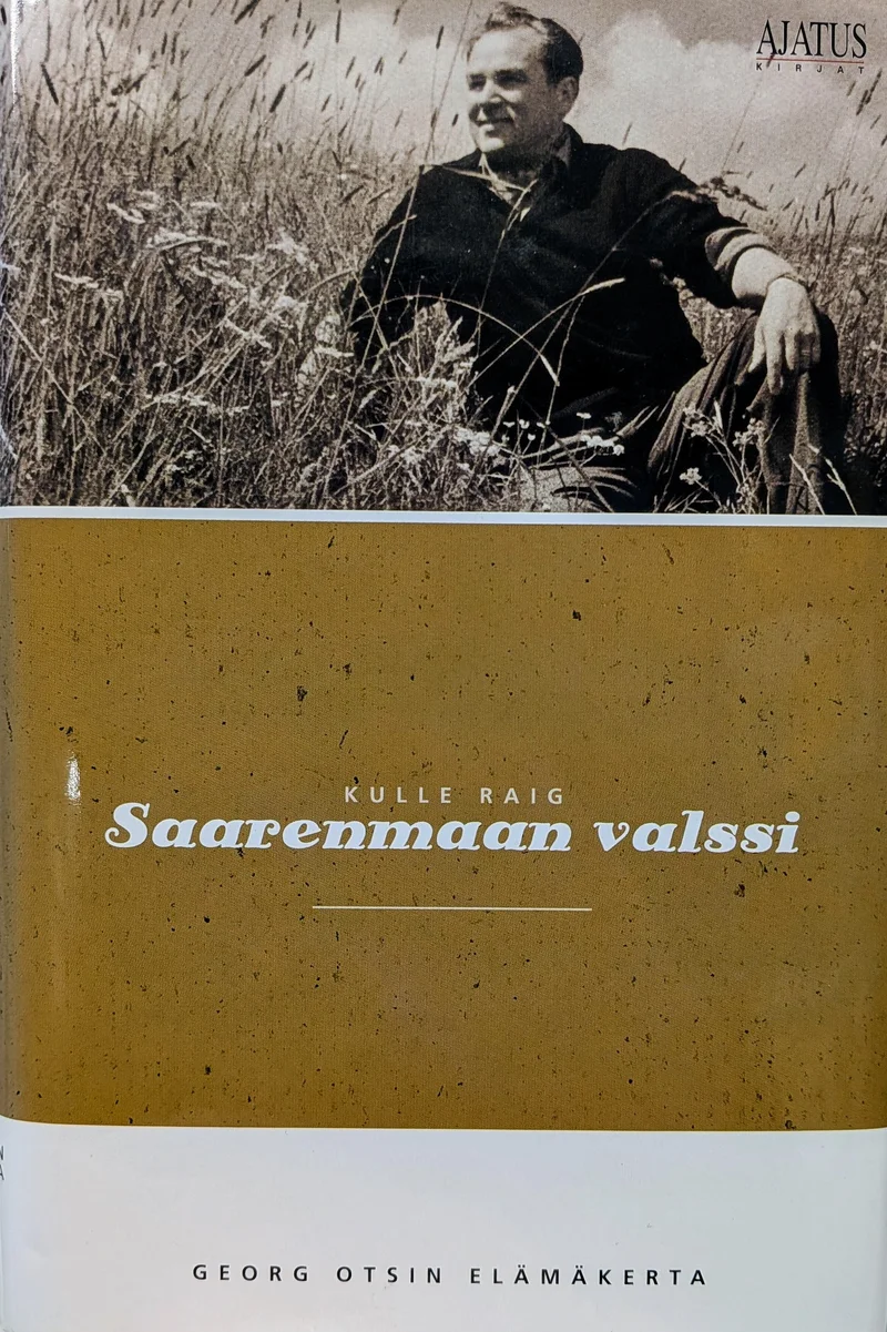 Saarenmaan valssi - Kulle Raig, Georg Ots (Ajatus Kirjat, 2002). Mustvalgel fotol istub mees looduslikul taustal rohuvälja või pilliroo keskel, vaadates kõrvale. Kaane alumine pool on kuldpruuni värviga, millel paikneb raamatu pealkiri valges kirjas.
