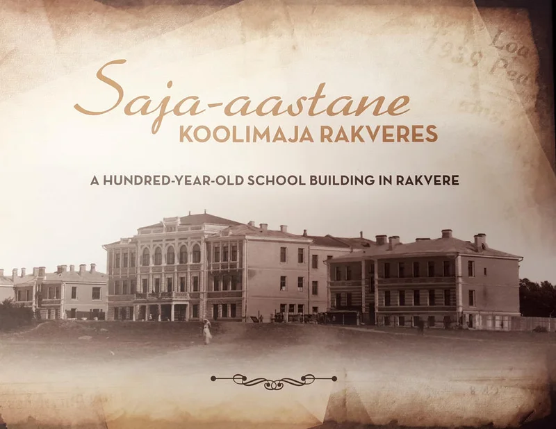 Saja-aastane koolimaja Rakveres - Merike Kasikov (Rakvere Ametikool, 2015). Sepiatoonides vana foto suure kahekorruselise koolimaja hoonega, mida ümbritseb lumega kaetud maastik. Klassikalises stiilis ehitis on kujutatud kaugelt, näidates kogu hoone fassaadi.