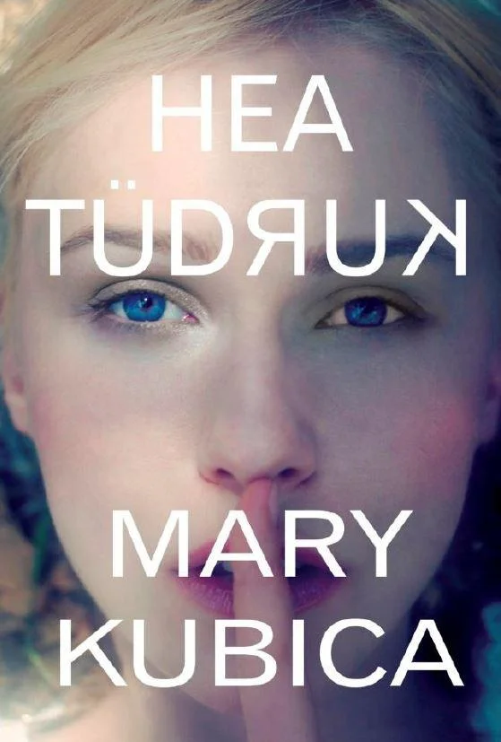 Hea tüdruk - Mary Kubica (Ersen, 2015). Lähivõte noorest heleda juuksega naisest, kelle silmatorkavalt sinised silmad vaatavad otse vaatajale. Foto on uduse, pehme töötlusega ja külmas sinakashallis toonis.