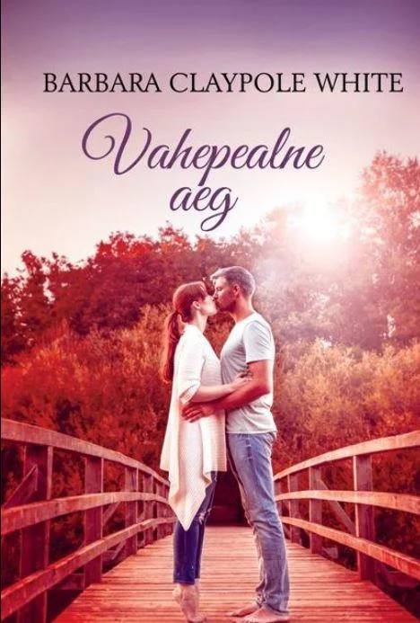 Vahepealne aeg - Barbara Claypole White (Ersen, 2016). Romantiline foto, millel mees ja naine seisavad puusillal ning kallutavad teineteise poole, justkui suudlemas. Taust on soojades punakaspruunides toonides sügiseste puudega.