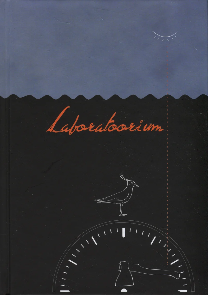 Laboratoorium - Marko Kompus (Unenoppija, 2016). Tumesinisel ja mustal taustal kujutatud lihtne joonistusstiiliga lind ning kellaketas, mille kohal kulgeb oranžis käekirjas pealkiri. Minimalistlik ja salapärane kujundus loob laboripäeviku või eksperimentaalse teose mulje.