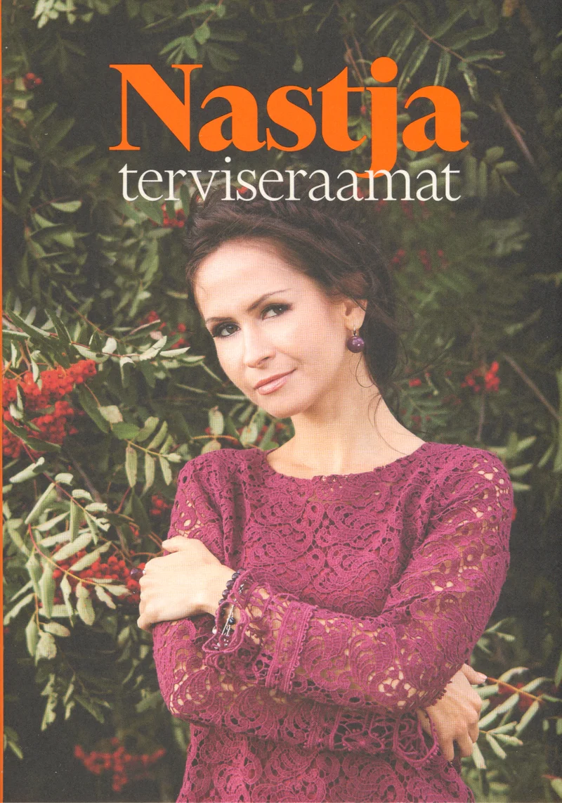 Nastja terviseraamat - Kristiina Genno (Fookus Meedia, 2016). Kaanel on foto noorest naisest bordoopunases pitskleidis, kes seisab roheliste põõsaste ja punaste marjadega taimestiku taustal. Foto on sooja ja loomuliku tooniga, andes kaanele elegantse ja sõbraliku ilme.