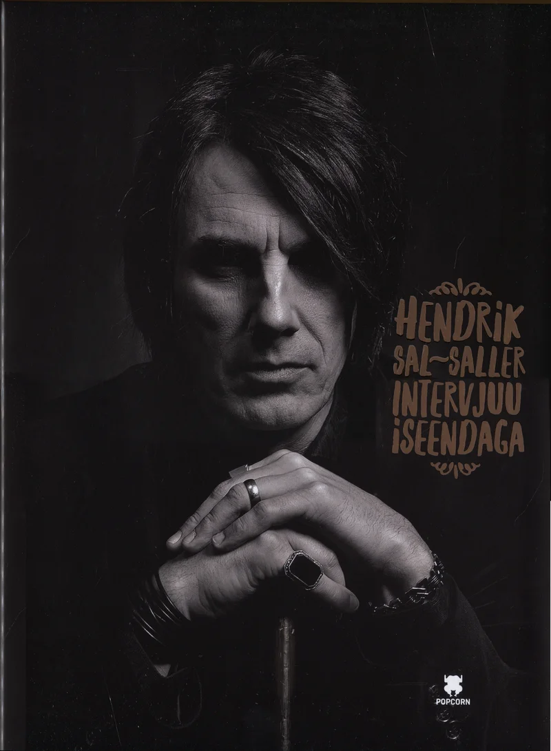 Hendrik Sal-Saller - Mihkel Raud, Hendrik Sal-Saller (Popcorn Production, 2016). Mustavalge fotoportree pikade tumedate juustega mehest, kes nõjatub kepile ja vaatab kõrvale; tume, dramaatiline valgustus loob sügava kontrastsuse.