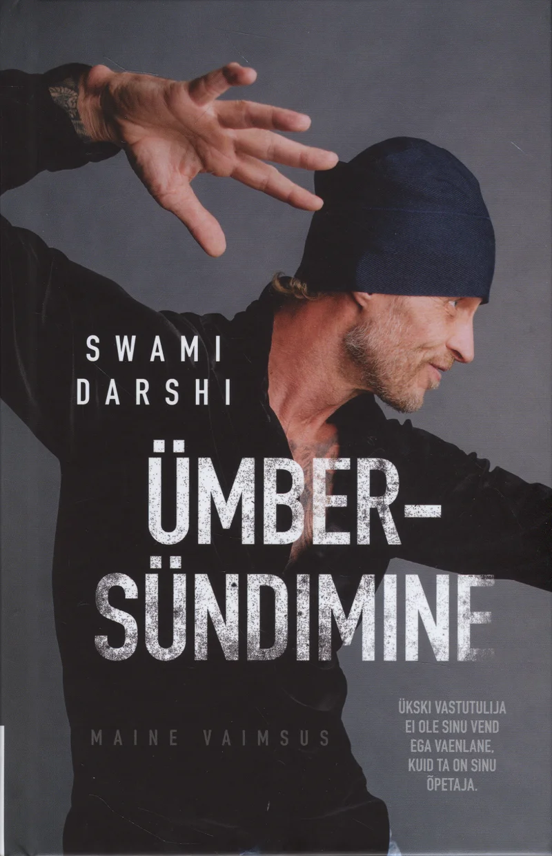 Ümbersündimine - Swami Darshi (Pilgrim, 2018). Musta riietuses ja peakattega mees dünaamilises tantsulises poosis halli tausta ees, kehastades liikumist ja energiat.