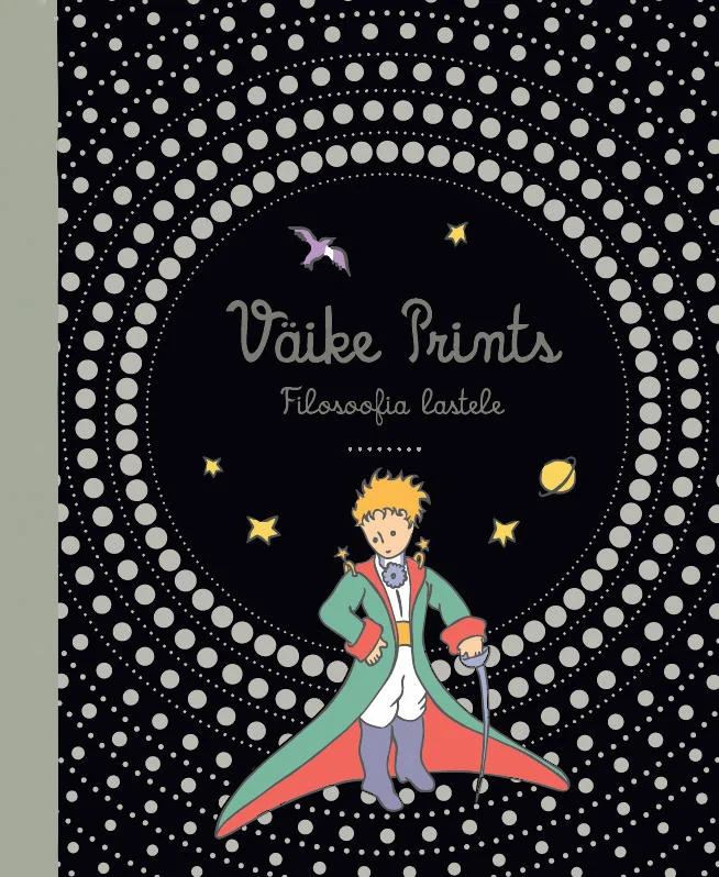 Väike Prints - Antoine De Saint-Exupéry (Sinisukk, 2018). Tumepruunil tähtedeküllases taustal seisab väike poiss rohelises kuues ja punases sallil, ümbritsetud kontsentriliste punktiringi ornamentidega.