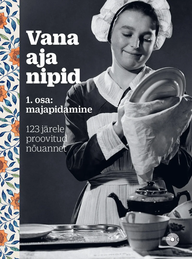 Vana aja nipid - Hilly-Helena Tammessaar (Fookus Meedia, 2019). Mustvalge vintage-fotol on noor neiu köögipõlles ja peakattega, kes tegeleb köögitöödega laua taga. Kaane servi kaunistavad õrnad sinised lillemotiivid valgel taustal.