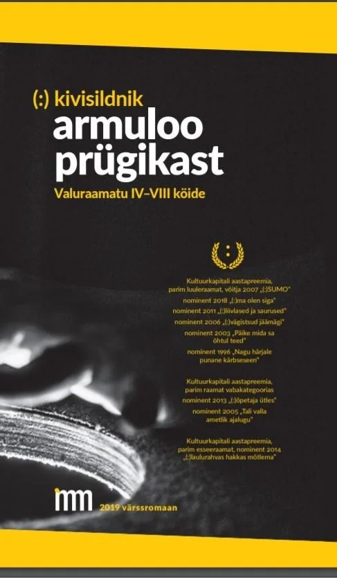 Armuloo prügikast - (:) Kivisildnik (Jumalikud Ilmutused, 2019). Tume, peaaegu must kaanekujundus, millel on lähivõte mustvalgest fotost, kus on näha käsi või sõrmed. Minimalistlik ja sünge visuaalne stiil, tekst on paigutatud tumedal taustal valgete tähtedega.