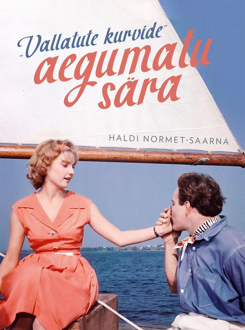 «Vallatute kurvide» aegumatu sära - Haldi Normet-Saarna (Hea Lugu, 2020). Vintage-stiilis foto 1950.–60. aastate õhustikuga, kus purjeka pardal istuvad elegantses punases kleidis naine ja triiksärgis mees, taustal sinine vesi ja valge puri. Pilt on heleda, nostalgiarikka tooniga ning kujutab romantilist suvepäeva merel.