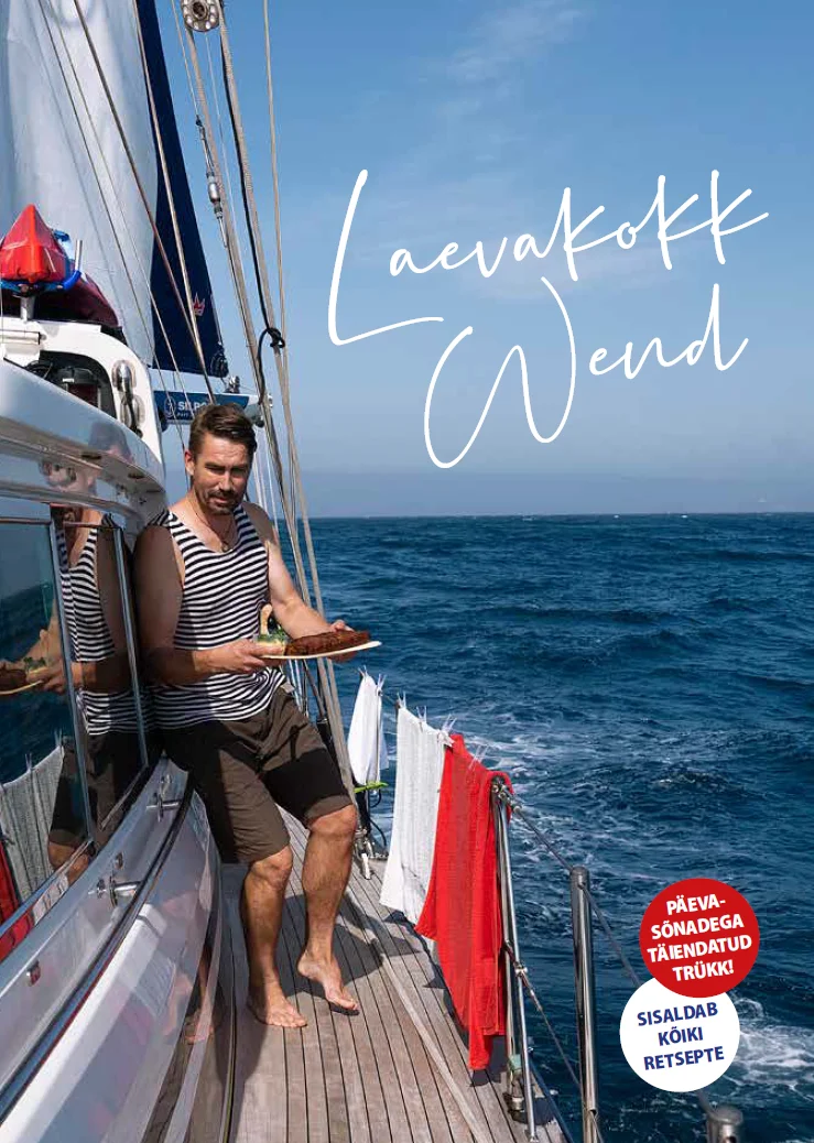 Laevakokk Wend - Priit Kuusk (Hea Lugu, 2020). Fotol on mees triibulises särgis, kes seisab purjelaeval ja hoiab toidunõud käes, taustal sinine meri ja taevas. Päikesepaisteline ja merelise atmosfääriga elufoto.