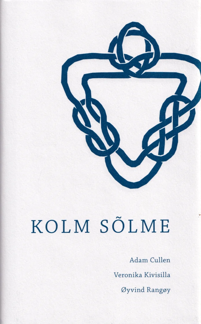 Kolm sõlme - Øyvind Rangøy, Veronika Kivisilla, Adam Cullen (Seitse Sõlme, 2020). Valgel taustal on tumesinine keltipärane sõlmornament kolmnurksete köidetud ahelate kujul. Minimaalne ja elegantne graafiline kujundus.