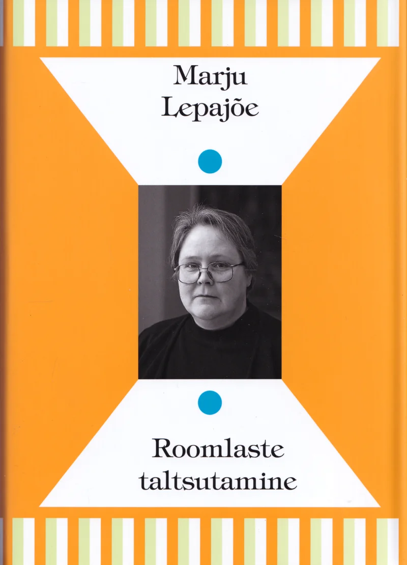 Roomlaste taltsutamine - Marju Lepajõe (Ilmamaa, 2020). Oranžil ja valgel triibulise taustaga kaanel on keskel must-valge foto prillides naisest. Geomeetriline kujundus loob dekoratiivse raamistuse foto ümber, mida täiendavad väikesed sinised punktid.