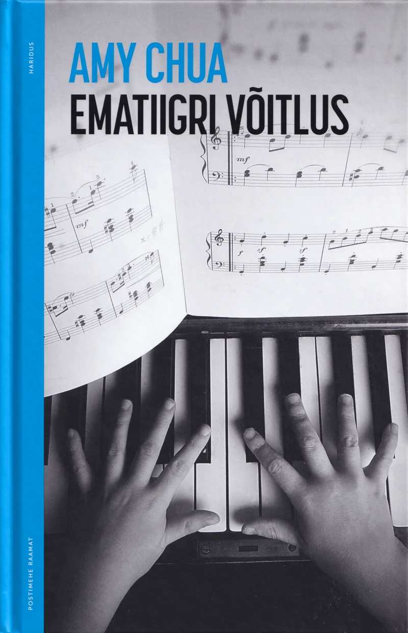 Ematiigri võitlus - Amy Chua (Postimees, 2021). Mustvalgel fotol on näha lapse käed klaviatuuril mängimas, taustal on noodilehed – lihtne ja tõsine kompositsioon, mis rõhutab klassikalist muusikaõpet ja harjutamise teemat.