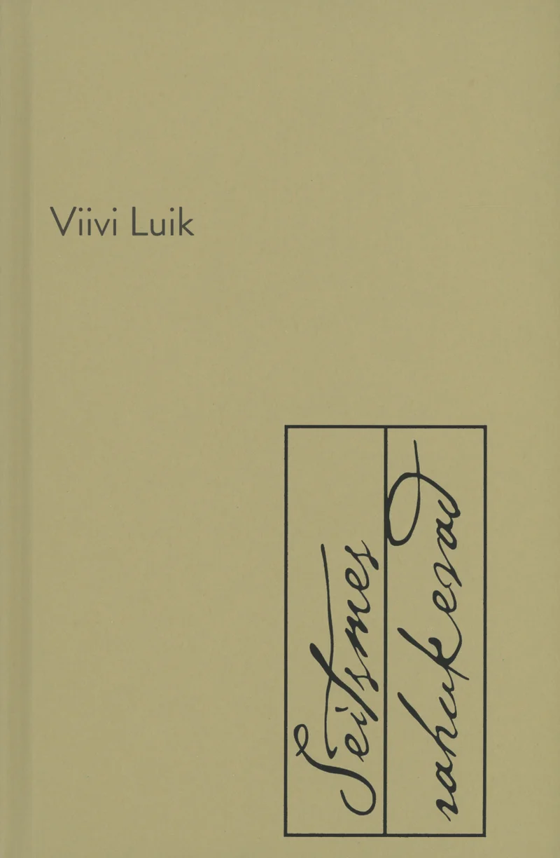Seitsmes rahukevad - Viivi Luik (SE & JS, 2021). Minimalistlik õliivroheline kaas, millel on nurgas ristkülikukujuline ääristus käsitsi kirjutatud kaldkirjas pealkirjaga.