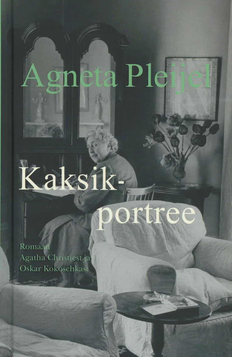 Kaksikportree - Agneta Pleijel (Varrak, 2021). Mustvalge foto eakast naisest, kes istub toolis ja vaatab kõrvale, taustal on aken kardinate ja lilledega. Rahulik, elegantne vintage-atmosfäär.