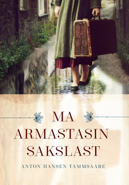 Ma armastasin sakslast - Anton Hansen Tammsaare (Helios, 2022). Seelikuga naine hoiab käes kohvrit ja kõnnib märja tänavakivi ääres, taustal on kivimajad. Pehme, nostalgilise tooniga realistlik illustratsioon soojades pruunikashallides toonides.