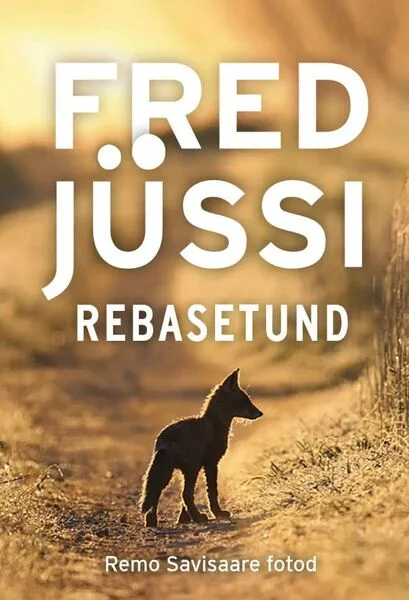 Rebasetund - Fred Jüssi (Petrone Print, 2022). Soojades kuldsetes toonides loodusfoto, millel seisab väike rebane tolmsel teerajal, selg vaataja poole. Taust on õrn ja udune, luues rahulik-nostalgilise õhkkonna.