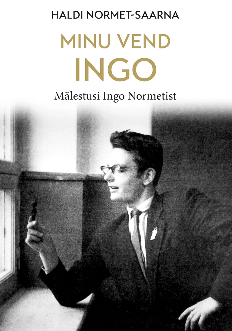 Minu vend Ingo - Haldi Normet-Saarna (Hea Lugu, 2023). Mustvalgel fotol on noor elegantses ülikonnas mees, kes seisab akna juures ja vaatab kõrvale. Foto on klassikalises 1950.–60. aastate stiilis, tagasihoidliku heledal taustal lihtsa küljendusega.