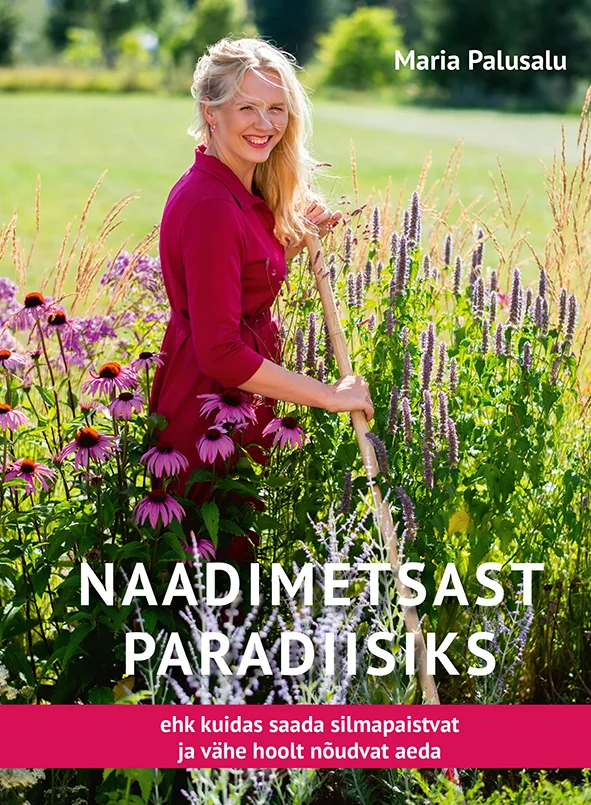 Naadimetsast paradiisiks - Maria Palusalu (Varrak, 2023). Õues aias seisev naeratav naine punases kleidis, ümbritsetuna lopsakatest õitsevatest taimedest, sealhulgas lillad siilkübarad esiplaanил. Kaane taust on roheliselt metsik ja õitsev, luues maheda suvise aia atmosfääri.