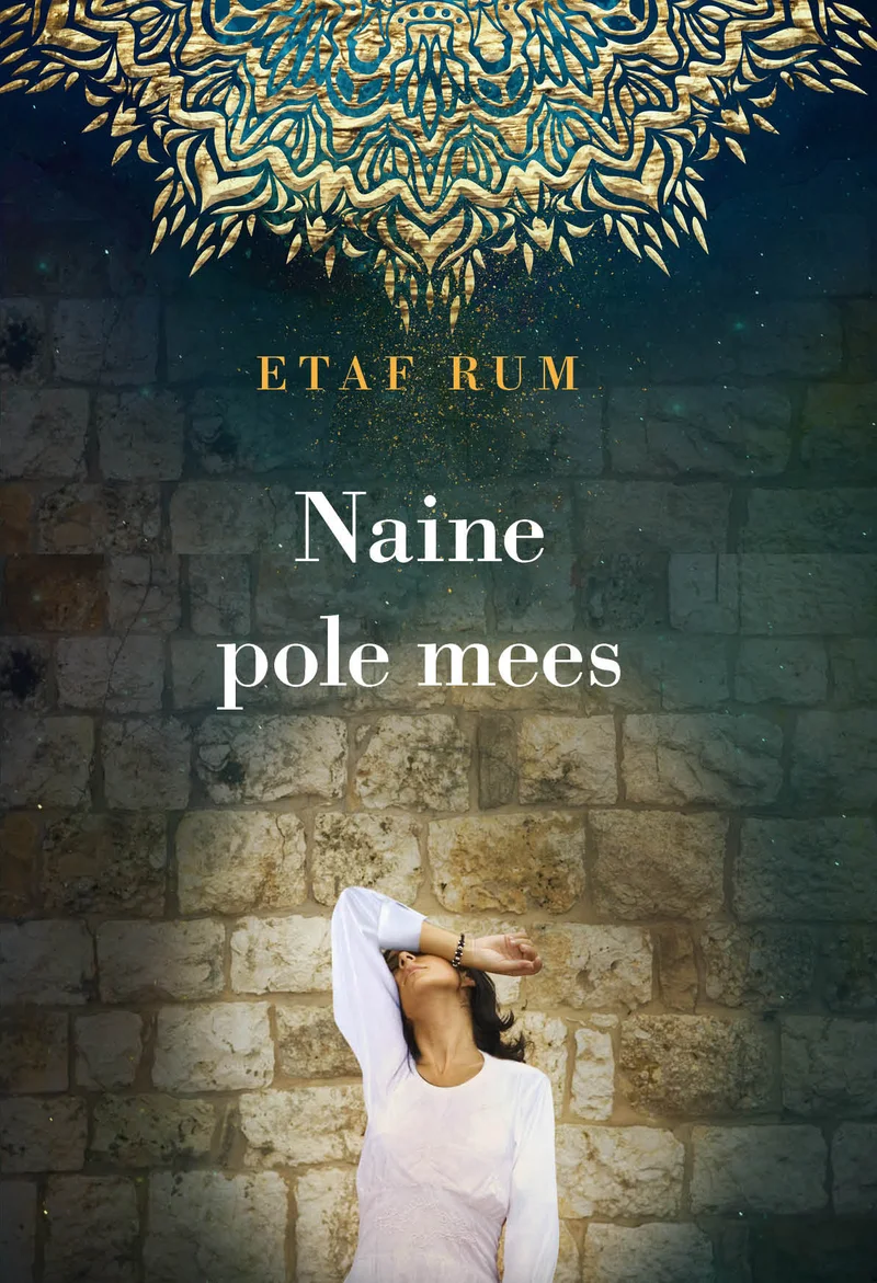Naine pole mees - Etaf Rum (Rahva Raamat, 2023). Tumeda kiviseina taustal seisab valges riietuses naine, kes hoiab käed pea kohal ja vaatab ülespoole. Kaane ülaosas kaunistab kujundust kuldne mandala-muster taevasinise tausta peal.