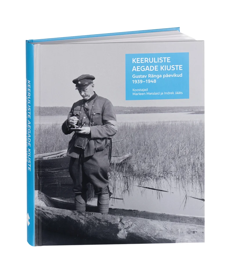 Keeruliste aegade kiuste - Gustav Ränk (Eesti Rahva Muuseum, 2023). Mustvalgel arhiivifotol seisab vanem mees paadis, kandes sõjaväelist või töörõivastust ning hoides käes kotti või kaamerakotti. Kaane taust on hele sinakashall, raamat on köidetud tumesinise kõvakaanega.