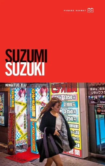 Kingitud elu - Suzumi Suzuki (Tänapäev, 2023). Kaanel on ere punane taust, millele on asetatud foto jaapanliku tänava ees kõndivast naisest, kelle juuksed on liikumisest lainjas. Taustal paistavad jaapanikeelsete tekstide ja hinnasildisetga poeaknad.