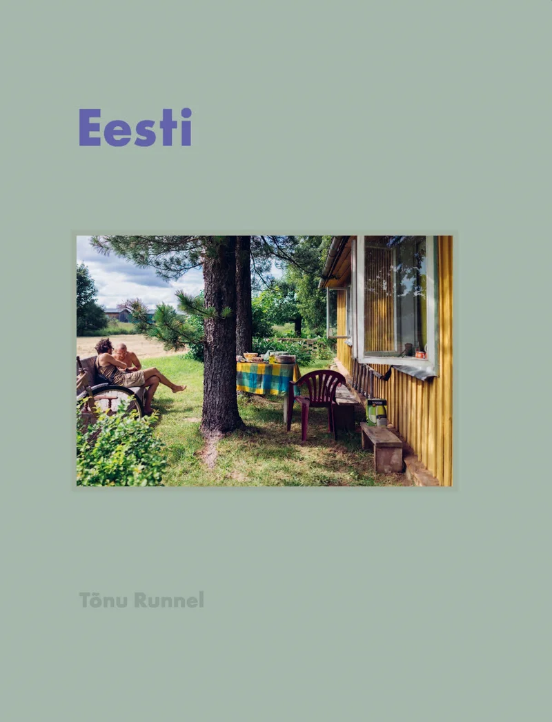 Eesti - Tõnu Runnel (Ilmamaa, 2023). Helerohelisel taustal on väike fotograafia, mis kujutab maalähedast suvemaastikku: puust hoone veranda, rohelised puud ja inimesed õues puhkamas. Foto on naturalistlikus, dokumentaalses stiilis.