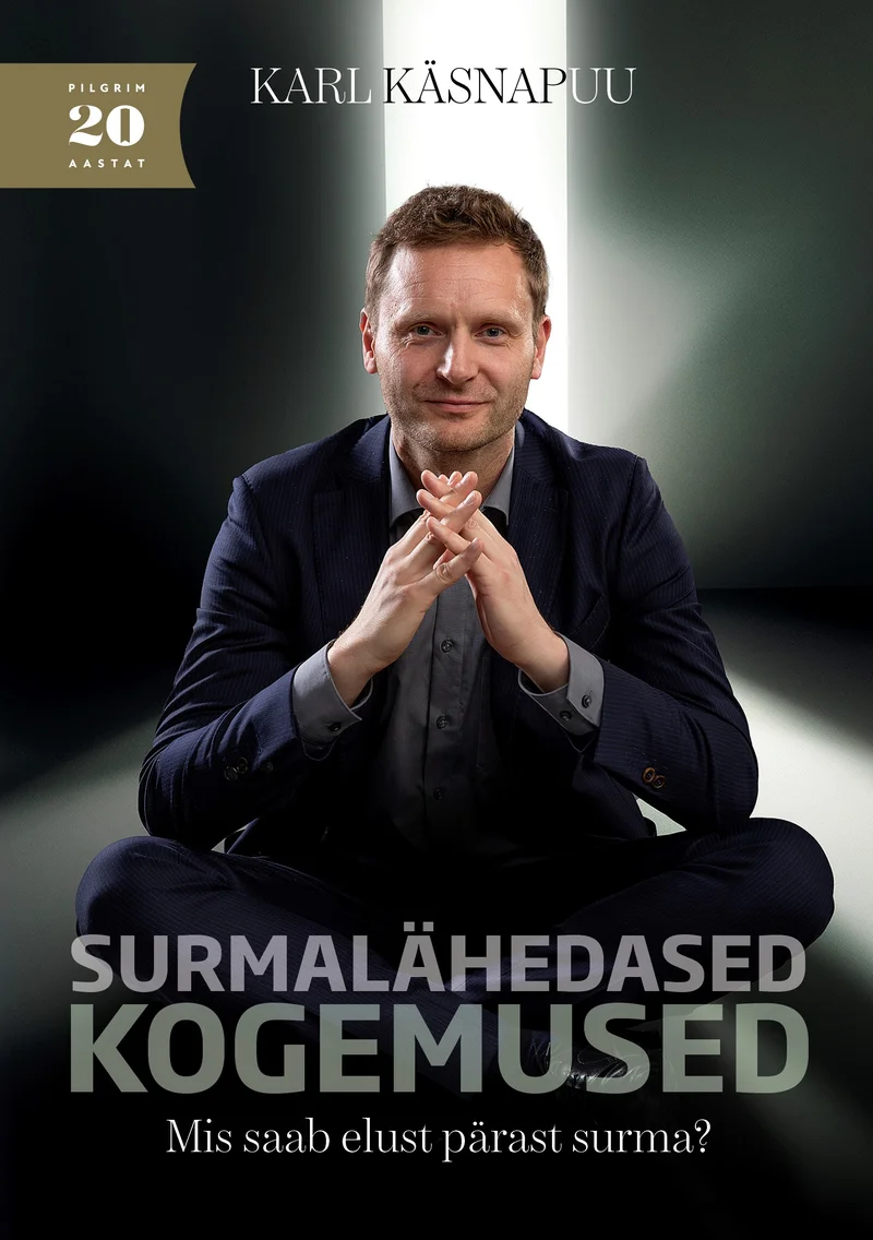 Surmalähedased kogemused - Karl Käsnapuu (Pilgrim, 2023). Tume, dramaatiline taust, millel poseerib mees ülikonna ja lipsuga, käed kokku pandud, mõtlikus poosis. Kaanekujundus on elegantne ja professionaalne, tumehall-must värvigamma rõhutab tõsist ja sügavat teemat.
