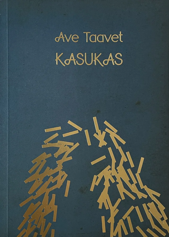 Kasukas - Ave Taavet (Puänt, 2024). Tumeroheline minimalistlik kaas, millel on kuldse fooliumiga trükitud abstraktne kujund – hulgaliselt lühikesi kuldkollaseid kriipse, mis moodustavad allosas tiheda kogumi ja hajuvad ülespoole.