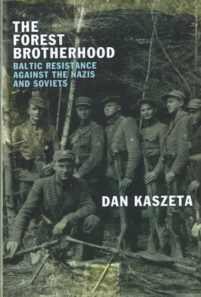 The Forest Brotherhood - Dan Kaszeta (Hurst & Company, 2023). Mustvalgel ajaloolisel fotol seisab grupp relvastatud mehi metsas, riietatud sõjaväelistesse ja tsiviilriietesse.