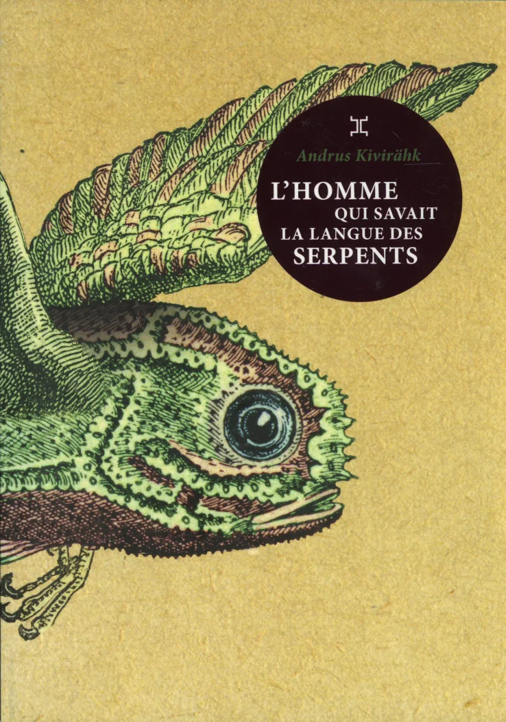 L'Homme qui savait la langue des serpents - Andrus Kivirähk (Le Tripode, 2017). Vintage-stiilis botaanilise illustratsiooni laadis kujutis rohelisest roomajast (kameeleon või sisalik), mis on kujutatud detailselt beežil-pruunil taustal.