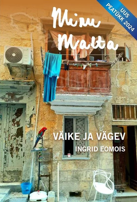 Minu Malta - Ingrid Eomois (Petrone Print, 2024). Fotorealistlik kaanepilt vana Malta tänavamajaga — lagunenud kollakasroosa krohvitud fassaad, traditsiooniline puidust rõdu ja pesu kuivatamas. Soe, päikeseline värvitoon loob autentse Vahemere-äärsete linnade atmosfääri.