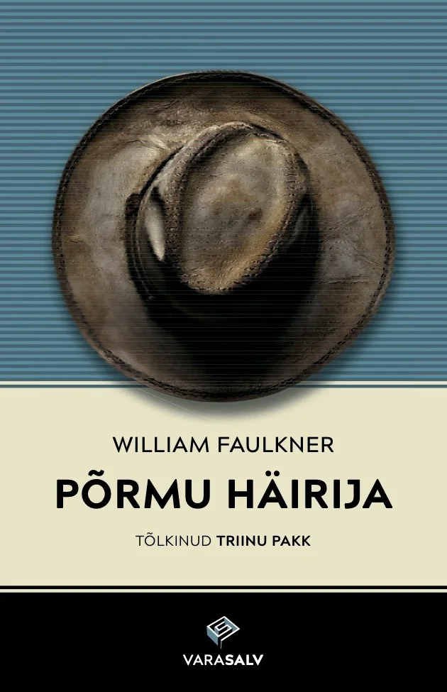 Põrmu häirija - William Faulkner (Salv, 2024). Sinakashalli triibulist tausta ees on realistlikult kujutatud vana pruunikas fedora-stiilis vildist müts, mis on kergelt kulunud välimusega.
