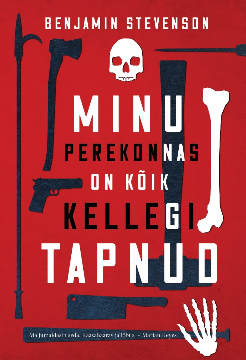 Minu perekonnas on kõik kellegi tapnud - Benjamin Stevenson (Rahva Raamat, 2024). Punase taustaga kaanekujundus, millel on hajutatult paigutatud mitmesugused relvad ja luud (kirves, nuga, püstol, luud, skeleti käsi), ning keskel valge kolpealuude kujutis. Kiri on suures, lihtsas kirjatüübis, valdavalt valge ja must.